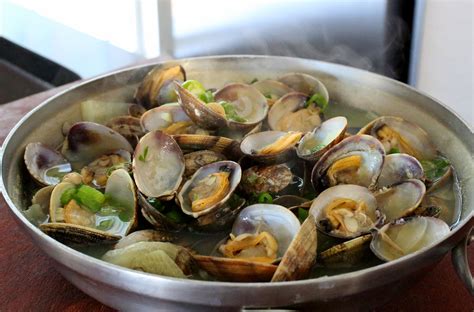 In a large bowl, combine 4 cups of water with 1/3 cup of salt. Clam stew (Jogaetang) recipe - Maangchi.com