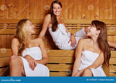Drie Vrouwen Die In Sauna Zitten Stock Afbeelding Afbeelding