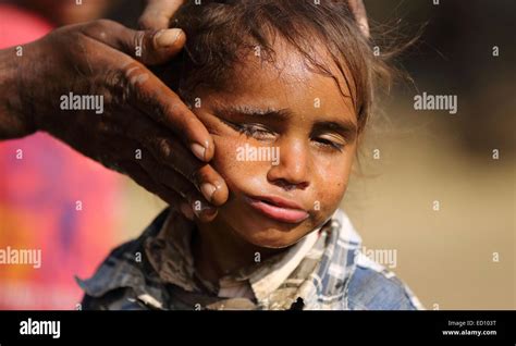 Madre India El Lavado De Cara De Su Hija India Fotografía De Stock Alamy