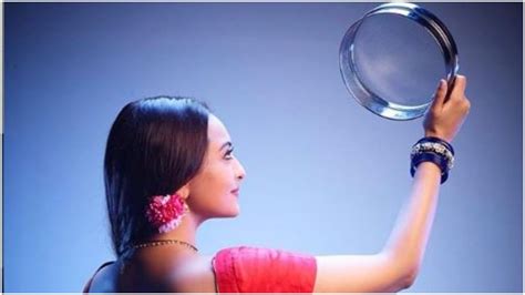Sonakshi Sinha Wishes Fans Karwa Chauth In Dabangg Rajjo Style सोनाक्षी सिन्हा ने दबंग की