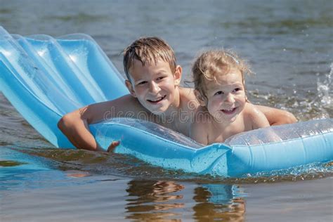 Siblings Floating Inflatable Azure Pool Air Mat Summer Pond Outdoor