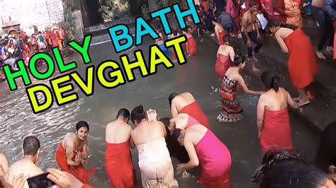 holy bath in devghat dham स्नान गर्दै भक्तजन hindu women open bath youtube