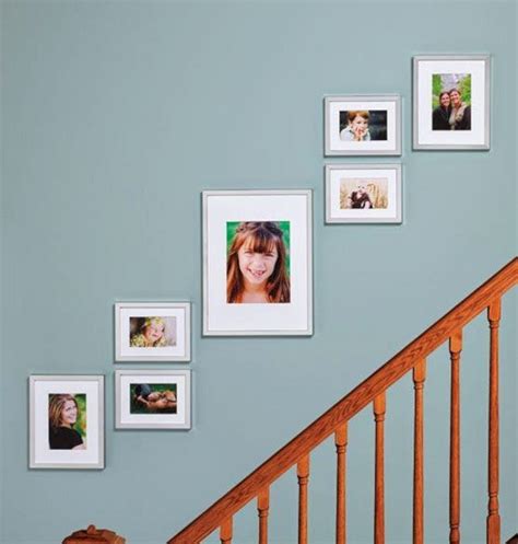 15 Awesome Arranging Pictures On A Stair Wall Ideas Wandgestaltung