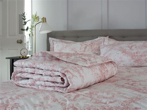 Tela toile de jouy 100% algodón , un estampado inspirado en escenas románticas del siglo xix. Toile de Jouy Pink Bedding & Accessories Collection
