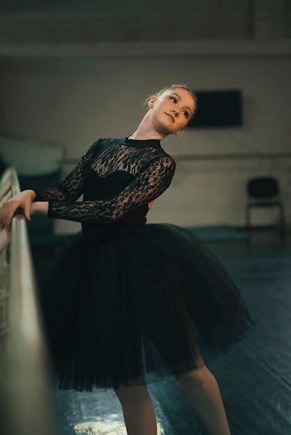 Jeune Danseuse De Ballet Classique Pratiquant Dans Le Studio De Danse