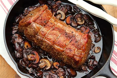 Place an oven safe sauce pot on a hot grill and pour in the wine, vinegar, shallots and tarragon. Beef Tenderloin with Mushroom Sauce or Simple Au Jus - The Fountain Avenue Kitchen