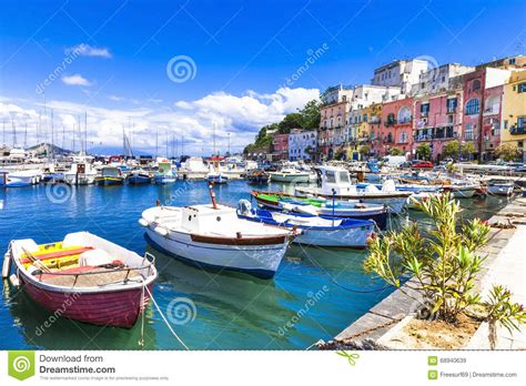 Isola di procida is located in naples. Isola Soleggiata Di Procida, Italia Immagine Stock ...