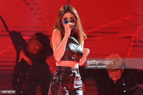 Selena Gomez Revival Tour Photos Et Images De Collection Getty Images