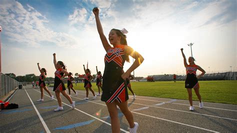 Coach Fired Over Video Of Cheerleaders Forced To Do Splits Teen Vogue