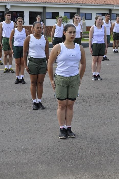 Em uma das faces está presente o símbolo do exército brasileiro, banhado em níquel com efeito 3d e pintura esmaltada. Presença das mulheres no Exército é ressaltada no 5º RCC ...