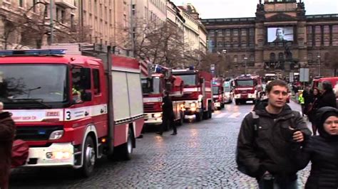 V pražské modřanské ulici hořela od rána hala, chemici hasičů doporučili obyvatelům braníka, kamýku a modřan nevětrat. Pozar praha aktualne