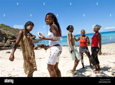 Les Jeunes Filles Malgaches Danse Sur La Plage île Archipel Mitsio