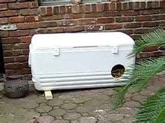 Diy outdoor cat houses will allow you to help cats within the neighborhood without having to worry about the stress or commitment of trying to bring this simple and inexpensive cat shelter is very easy to make and perfect to keep your outdoor feral friends safe and warm during the cold weather. DIY: Warm Winter Cat Houses | Cat house diy, Outdoor cat ...