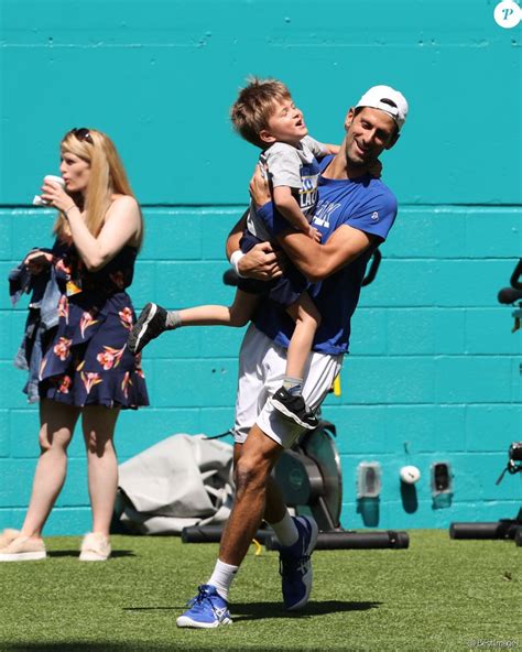 Novak Djokovic Papa Détendu Avec Son Fils Stefan Au Masters 1000 De