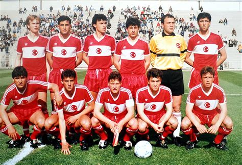 Türkiye futbolda dünya kupası elemelerinde ilk 3 maçta 7 puan aldı. Ayaktakiler Oturanlar | Ümit Milli Takım 1991
