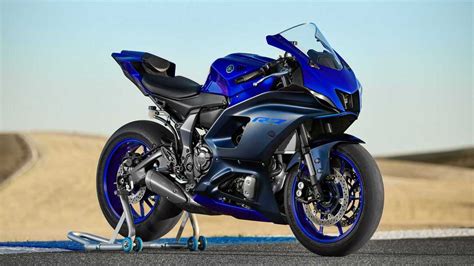 The 2022 Yamaha Yzf R7 Is Team Blues New Supersport Track Weapon