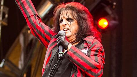 Alice Cooper Explains What He Tells Young Bands Talks How Many Studios