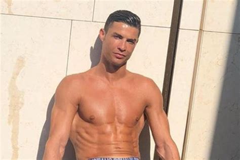 Cristiano Ronaldo Posa Com Os Filhos Dentro De Banheira Área Vip Portugal