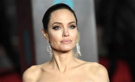 Angelina Jolie Se Desnuda Para La Portada De Una Revista Radio Rumba