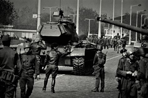 A revolução de 25 de abril, também conhecida como revolução dos cravos, foi um período da história de portugal resultante do movimento das às primeiras horas da manhã de 25 de abril de 1974, militares de vários ramos ocuparam pontos estratégicos na capital portuguesa com o objetivo. ONDE ESTAVAS NO 25 de ABRIL DE 1974 ? Foto de alfredo ...