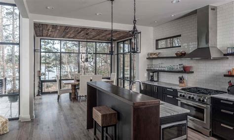 Modern Lake House In Alabama Blends Well Into Its Surroundings