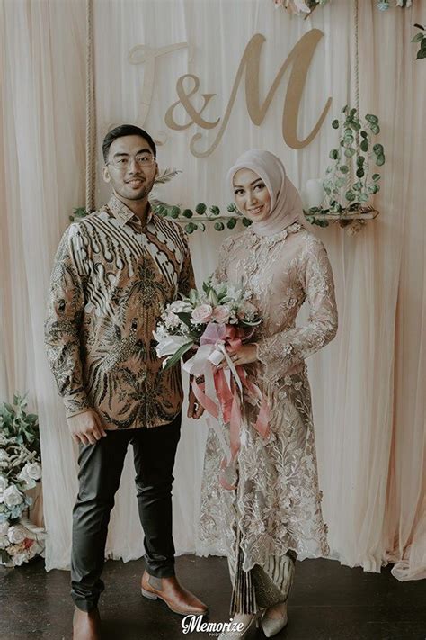 Baju tunangan warna putih salah satu paling banyak diminati. Best Of Baju Batik Couple Buat Lamaran | This Little Piggy's