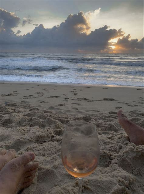 Tomando Vinho Areia Da Praia Pes Na Areia Bebidas Alcoólicas