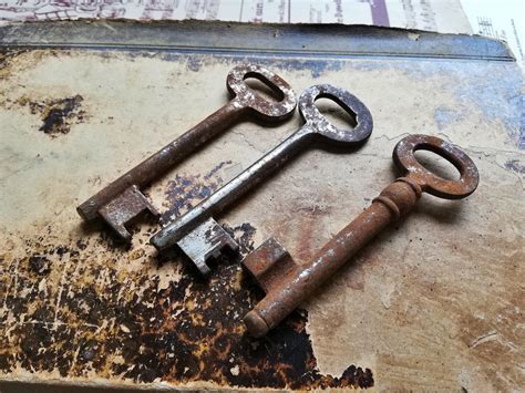 3 Antique Metal Skeleton Key Old Key Rustic Home Decor Etsy Uk