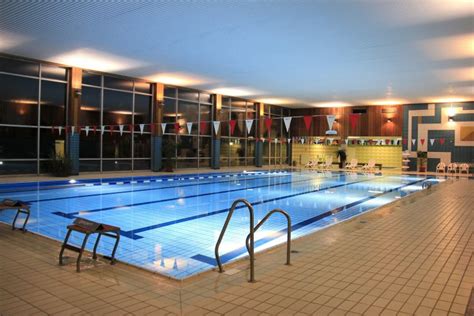 Hallenbäder werden unterteilt in öffentliche und private schwimmhallen. Hallenbad - Aktuelles, Öffnungszeiten und Eintrittspreise ...