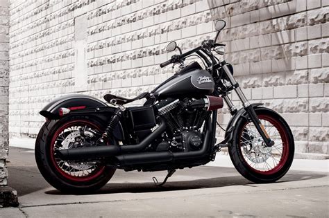 Blacked out surfaces, spoked wheels, hidden digital instrumentation, forward controls, and chopped fenders are all featured on the street bob®. HARLEY DAVIDSON STREET BOB specs - 2017, 2018, 2019, 2020 ...