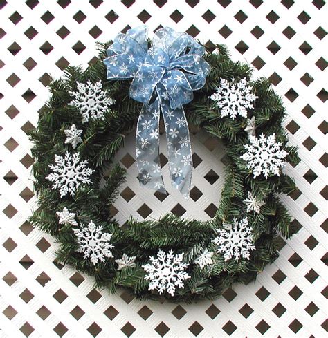 Snowflake Holiday Wreath Etsy Holiday Wreaths Wreaths Snowflakes