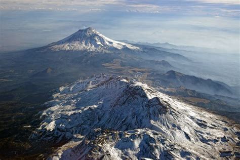 Volcanes Popocatepetl Et Iztaccihuatl Mexique Vue De Plaine Photo