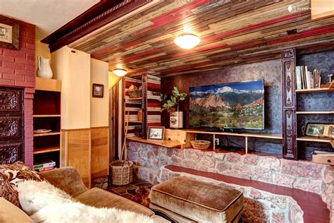 Our property, while not a bed and breakfast hotel, offers a variety of family friendly amenities, such as a full kitchen, wood burning fireplaces, and bbq grills. Mountain Cabin Rental near Manitou Springs, Colorado