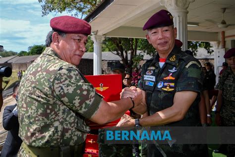 Panglima Tentera Darat Thailand Dianugerah Beret Merun