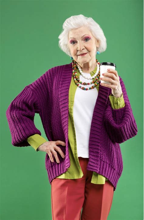 35 stylish clothes for 70 years old woman what to wear with white hair