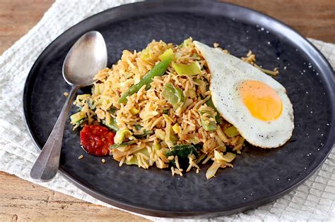 These two rice dishes are widely popular on the east coast of east peninsular malaysia as they were originated from the state of kelantan and terengganu. Nasi met witte kool en gebakken ei I online diëtist ...
