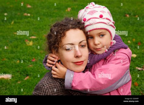 Hija Abrazando A Su Madre Por Un Paseo Fotografía De Stock Alamy