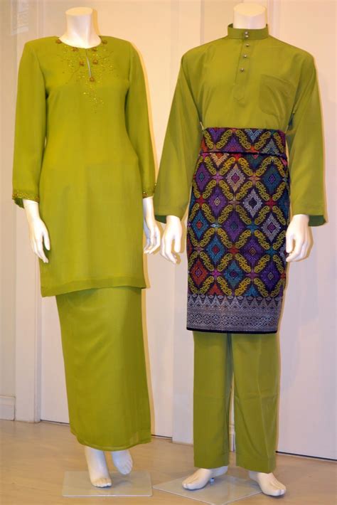 Baju Kurung Traditional Dresses Designs Traditional Outfits Baju Kurung Melayu Baju Couple