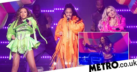 Little Mixs Jade Thirlwall Helps Ill And Anxious Girl In Crowd