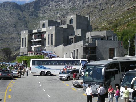 Tafelberg street essa rua faz a ligação da kloof nek road com a estação do bondinho da table mountain. TravelComments.com Official Blog: Cape Town: Table ...