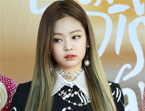 Share the best gifs now >>>. BLACKPINK's Jennie takes drastic measures to make Lisa ...