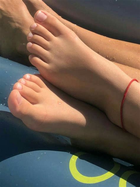 Pin On Girls Sexy Feet Soles And Cute Toes Sitting Down
