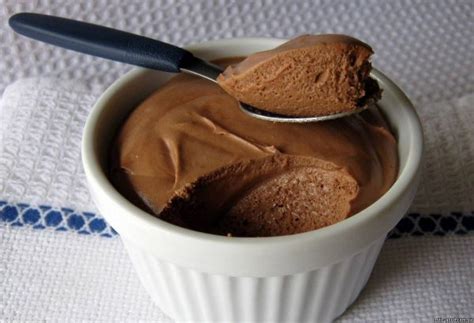 Creme de amendoim + granola + banana + mousse de chocolate + leite em pó. Čokoladni mus: ukusan i nežan desert. - Uspešna žena