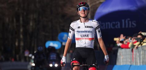 Tadej pogacar landed the first real blow in the battle for final victory in the 2021 tour de france on wednesday by winning the 27.2 kilometre stage five time trial from changé to laval in dominant. Wout van Aert verliest leiderstrui Tirreno-Adriatico aan ...