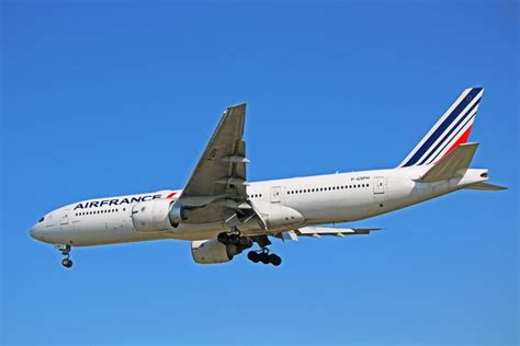 The boeing 777 300 is significantly longer than the boeing 777 200 by 10 metres. F-GSPH: Air France Boeing 777-200ER (To Be Replaced By An ...