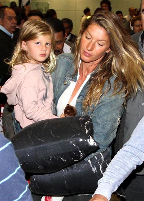 why gisele bündchen and vivian brady s twinning surfer blonde is the ultimate mommy and me