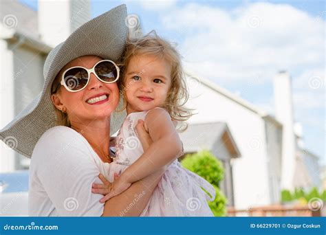 Madre E Hija Que Abrazan Al Aire Libre En Verano Imagen De Archivo