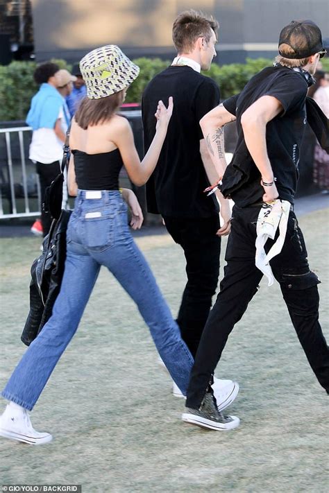 Kaia And Presley Gerber Make Effortlessly Cool Arrival At Coachella Daily Mail Online