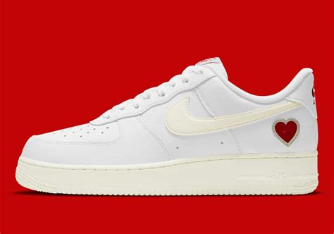 The model air force 1 nike, part of the spring summer 2021 collection, arrives at sivasdescalzo. #Release : Nike Air Force 1 Valentine's Day (DD7117-100)