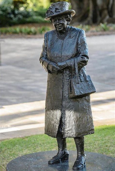 Queen Elizabeth Unveiled A Statue Of Herself Via Video Call